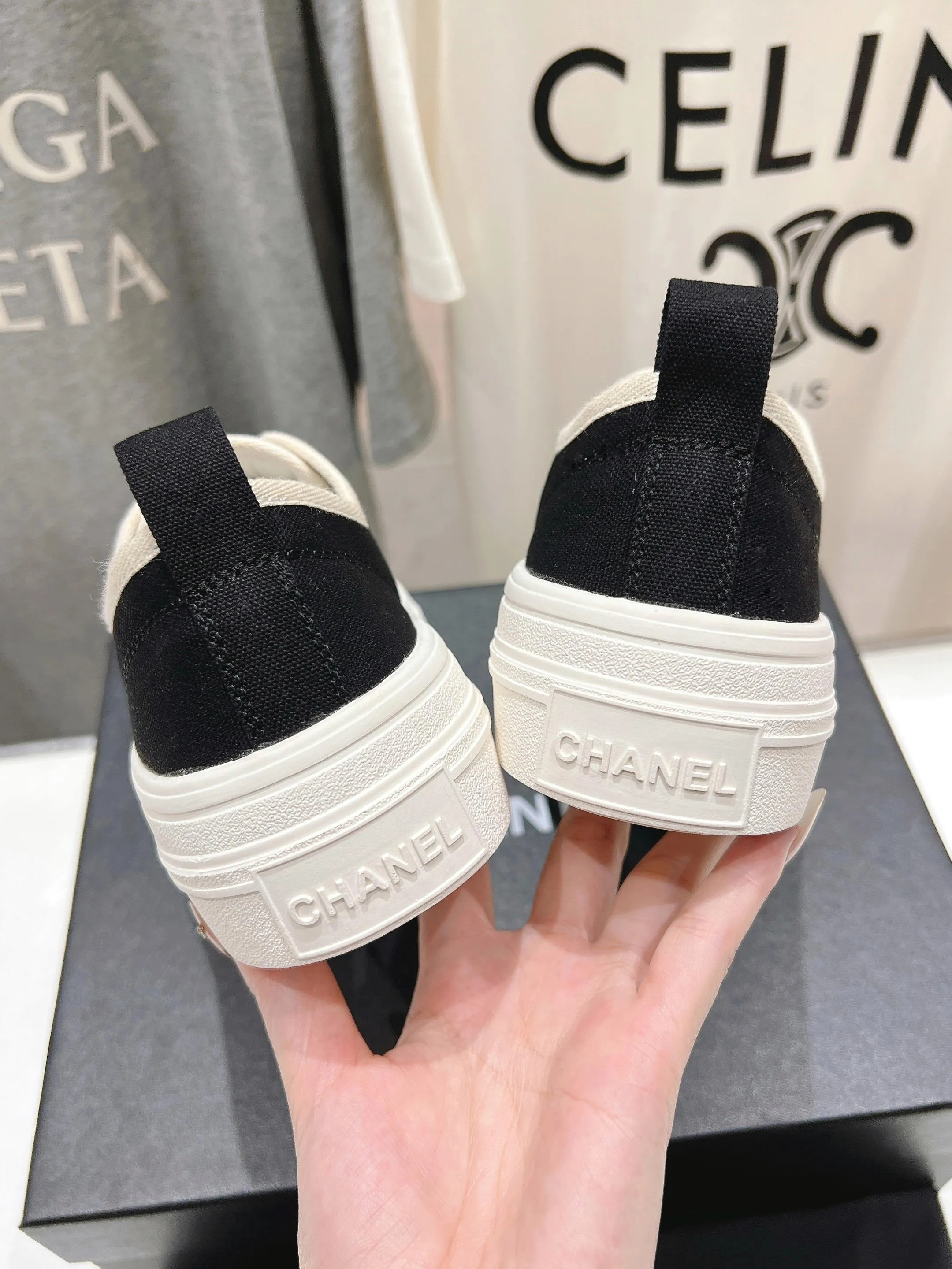 👟👟Ex-factory price 400👟👟 Chanel* Xiaoxiang 2025ss latest casual shoes, the currently super popular biscuit shoes. Internet celebrity Xiaohongshu is crazy about hot recommendations. The silly and cute style has a retro flavor! The shape is special and very recognizable. It makes your legs slimmer and longer. It is absolutely powerful. It is also very comfortable to wear. It has good looks. It is comfortable and increases your height. I must recommend it to everyone. The main feature of this year's series is minimalist style. ✔Fabric: original customized canvas. ✔Feet: water-dyed cowhide, comfortable on the feet. ✔Outsole: open-molded high-elastic rubber platform sole. ✔Number: 35-39.